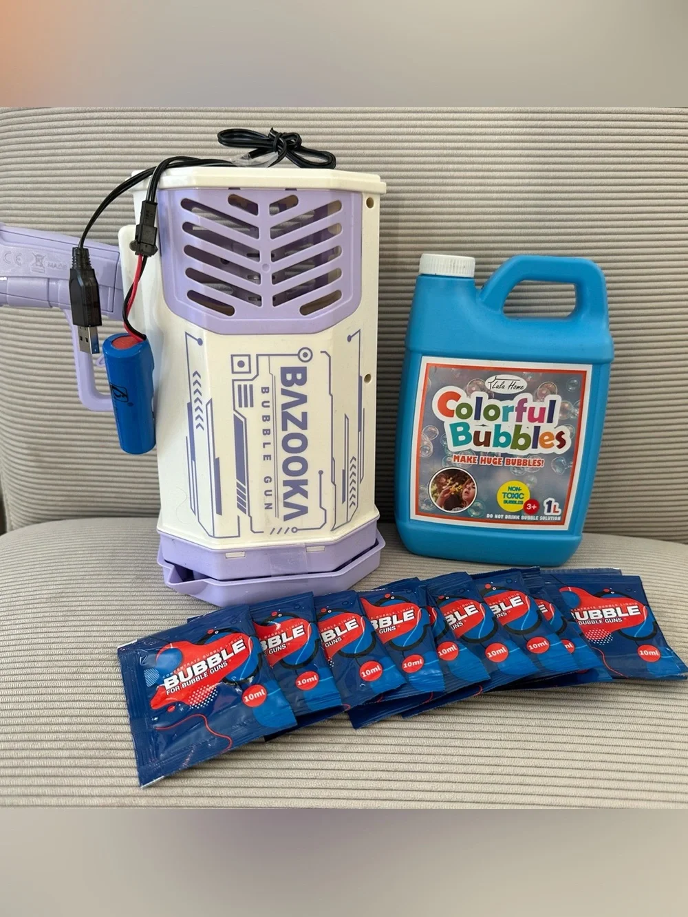 Toys - Automatic 69-Hole Bazooka Bubble Gun and bubbles
